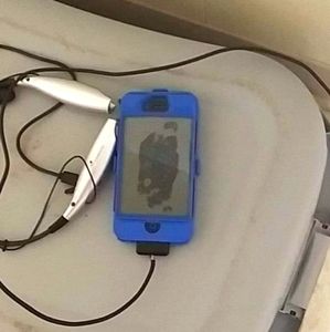 I phone 5s w/ blue otter box and charging cord. Ne